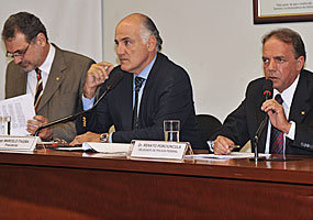 O delegado da Pol&iacute;cia Federal Renato Porci&uacute;ncula presta depoimento &agrave; CPI das Escutas Telef&ocirc;nicas. Na mesa, o relator da comiss&atilde;o, deputado Nelson Pellegrino (&agrave; esquerda) e o presidente, Marcelo Itagiba - Jos&eacute; Cruz/Ag&ecirc;ncia Brasil