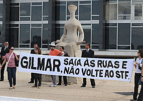 2 - Ex-estudantes da Universidade de Brasília fazem protesto em frente ao STF - Valter Campanato/Agência Brasil