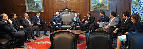 O presidente do Senado, José Sarney, recebe do senador Renato Casagrande e da Comissão de Juristas, a primeira versão do anteprojeto de reforma do Código de Processo Penal. - Jane de Araújo/Agência Senado