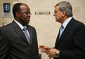 Ministro do STF Joaquim Barbosa e o procurador-geral da Rep&uacute;blica, Ant&ocirc;nio Fernando de Souza, no intervalo da sess&atilde;o. - Gil Ferreira/SCO/STF