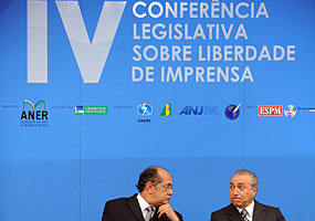 Os presidentes do STF, Gilmar Mendes e da C&acirc;mara dos Deputados, Michel Temer, participam de confer&ecirc;ncia em comemora&ccedil;&atilde;o ao Dia Mundial da Liberdade de Imprensa, no audit&oacute;rio da TV C&acirc;mara. - Ant&ocirc;nio Cruz/Ag&ecirc;ncia Brasil