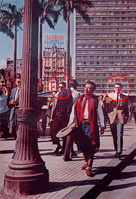 João Grandino Roda, Teixeirinha e Celso de Mello no viaduto do Chá - 1967 - interna - Manoel Costa