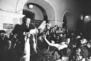 Goffredo l&ecirc; a Carta aos Brasileiros, no p&aacute;tio das Arcadas (Faculdade de Direito da USP), em 8 de agosto de 1977, ante numerosa assist&ecirc;ncia. - H&eacute;lio Campos Mello