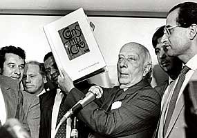 - O deputado Ulysses Guimar&atilde;es mostra a Constitui&ccedil;&atilde;o brasileira, promulgada em 1988 - Arquivo Ag&ecirc;ncia Brasil
