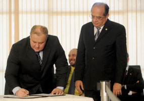 Ministro da Justiça Luiz Paulo Barreto e Presidente do STF Gilmar Mendes assinam parceria Estratégia Nacional de Justiça e Segurança Pública - Foto: Agência Brasil