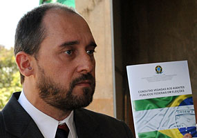 O advogado-geral da União, ministro Luís Inácio Lucena Adams, apresenta a cartilha Condutas Vedadas aos Agentes Públicos Federais em Eleições - Antonio Cruz/ABr