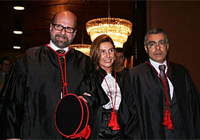 A nova desembargadora Maria Regina Alves ladeada por seus padrinhos, os também desembargadores Luiz Felipe Miranda Francisco e Milton Fernandes de Souza, durante a cerimônia de posse - TJ - RJ