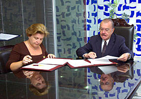Assinatura do protocolo de intenções entre o Senado Federal e a Procuradoria Geral da Fazenda Nacional. Mesa: Procuradora geral da Fazenda Nacional Adriana Queiroz de Carvalho; Presidente do Senado, José Sarney (PMDB-AP) - Jane de Araújo/Agência Senado