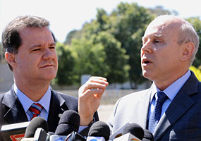 O ministro da Previd&ecirc;ncia, Carlos Eduardo Gabas, e o ministro da Fazenda, Guido Mantega, anuncia a decis&atilde;o do presidente Lula de sancionar o aumento de 7,7% para aposentados que ganham mais de um sal&aacute;rio m&iacute;nimo - Roosewelt Pinheiro/ABr