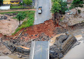 Palmares/PE - Tr&aacute;fego interrompido em uma das pontes de Palmares - Ant&ocirc;nio Cruz/Abr