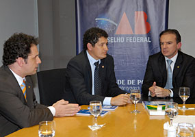 O presidente nacional da OAB, Ophir Cavalcante, reúne-se com o diretor do Sistema Penitenciário Federal, Sandro Torres Avelar, e o assessor do Ministério da Justiça, Aldo Costa, para discutir a denúncia de instalação de gra - Renato Araujo/ABr