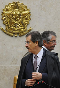 O presidente do STF, ministro Cezar Peluzo, e o ministro Marco Aurélio Mello, durante julgamento, no Supremo Tribunal Federal, do pedido de Intevenção Federal no Distrito Federal - Fabio Rodrigues Pozzebom/ABr