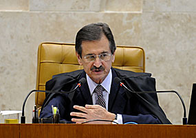 O presidente do STF, ministro Cezar Peluzo, durante julgamento, no Supremo Tribunal Federal, do pedido de Intevenção Federal no Distrito Federal - Fabio Rodrigues Pozzebom/ABr