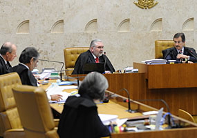 O procurador-geral da República, Roberto Gurgel, e o presidente do STF, ministro Cezar Peluzo, durante julgamento, no Supremo Tribunal Federal, do pedido de Intevenção Federal no Distrito Federal - Fabio Rodrigues Pozzebom/ABr