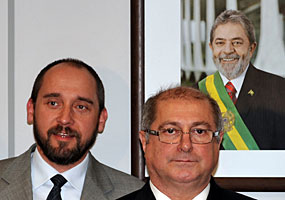O advogado-geral da União, Luís Inácio Adams, e o ministro do Planejamento, Paulo Bernardo, falam à imprensa após reunião com sindicalistas que representam servidores do Judiciário - Valter Campanato/ABr