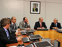 O advogado-geral da União, Luís Inácio Adams, e o ministro do Planejamento, Paulo Bernardo, falam à imprensa após reunião com sindicalistas que representam servidores do Judiciário - Valter Campanato/ABr
