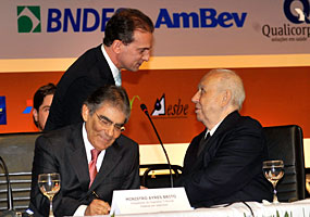 Brasília - O presidente da OAB, Ophir Cavalcante, cumprimenta o presidente da República em exercício, José Alencar, na abertura do 2º Congresso Brasileiro das Carreiras Jurídicas do Estado - José Cruz/ABr