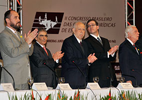 Brasília - O presidente da República em exercício, José Alencar, participa da abertura do 2º Congresso Brasileiro das Carreiras Jurídicas do Estado - José Cruz/ABr