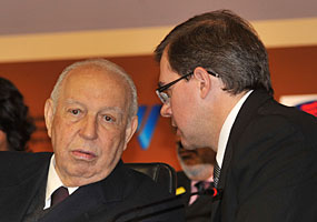 Brasília - O presidente da República em exercício, José Alencar, e o ministro do STF, José Antonio Dias Toffoli, durante abertura do 2º Congresso Brasileiro das Carreiras Jurídicas do Estado - José Cruz/ABr