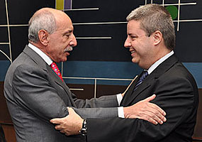 O desembargador Cláudio Costa recebe o comando do Estado, ao lado governador Antônio Anastasia - Rodrigo Vilaça/TJ-MG