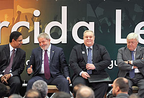 O ministro do Esporte, Orlando Silva, o presidente Luiz In&aacute;cio Lula da Silva, o ministro da Justi&ccedil;a, Luiz Paulo Barreto, e o presidente da CBF, Ricardo Teixeira, participam da solenidade de san&ccedil;&atilde;o do Estatuto do Torcedor - Roosewelt Pinheiro/ABr