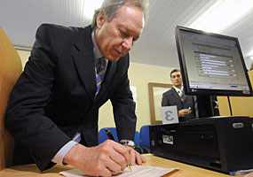 O presidente do Tribunal Superior Eleitoral (TSE), Ricardo Lewandowski, testa em Brasília o sistema de habilitação para voto em trânsito, que será usado nas próximas eleições - Elza Fiúza/ABr