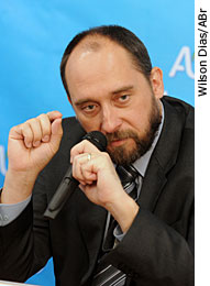 O advogado-geral da Uni&atilde;o, Lu&iacute;s In&aacute;cio Lucena Adams, explica o parecer da AGU, aprovado pelo presidente da Rep&uacute;blica com limita&ccedil;&otilde;es &agrave; venda de terras brasileiras - Wilson Dias/ABr