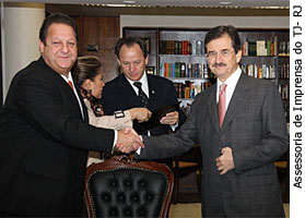 Desembargador Luiz Zveiter, assinou na tarde desta sexta-feira, dia 20, no gabinete do presidente do Supremo Tribunal Federal (STF), ministro Cezar Peluso, o Acordo de Cooperação Técnica na área de Segurança Institucional - Assessoria de Imprensa/TJ-RJ