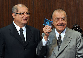 O ministro do planejamento, Paulo Bernardo, entrega a proposta do governo do orçamento de 2011 para o presidente do Senado, José Sarney. - Antonio Cruz/ABr