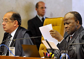 Ministros do Supremo decidem que empresas exportadoras n&atilde;o s&atilde;o isentas da dedu&ccedil;&atilde;o da CSLL e da CPMF. O c&aacute;lculo da dedu&ccedil;&atilde;o relativa &agrave; CPMF deve ser feito com base no lucro obtido antes da extin&ccedil;&atilde;o da contribui&ccedil;&atilde;o - Jos&eacute; Cruz/ABr