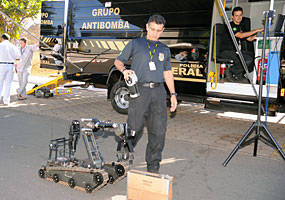 A Pol&iacute;cia Federal apresenta os equipamentos do seu Grupo de Bombas e Explosivos. O aparato ser&aacute; utilizado no esquema de seguran&ccedil;a da Copa do Mundo de 2014 e nos Jogos Ol&iacute;mpicos de 2016, no Rio de Janeiro. - Roosewelt Pinheiro/ABr