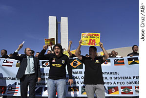 Policiais fazem manifestação pela aprovação da Proposta de Emenda à Constituição (PEC) 308/04 que regulamenta a carreira dos servidores da área penitenciária (inspetores e agentes) e cria a Policia Penal - José Cruz/ABr
