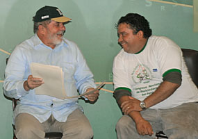 Presidente Luiz Inácio Lula da Silva conversa com o representante dos catadores de materias recicláveis do RN, Francisco Lima Junior, durante cerimônia no Palácio Itamaraty, onde sancionou a lei que cria a Política Nacional de Resíduos Sólidos - José Cruz/ABr
