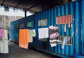 Reprodu&ccedil;&atilde;o das fotos do Conselho Nacional de Pol&iacute;tica Criminal e Penitenci&aacute;ria (CNPCP) dos cont&ecirc;ineres onde s&atilde;o mantidas presas mulheres que cumprem pena no Pres&iacute;dio Feminino de Tucum, em Cariacica, no Esp&iacute;rito Santo - Reprodu&ccedil;&atilde;o/Ag&ecirc;ncia Brasil