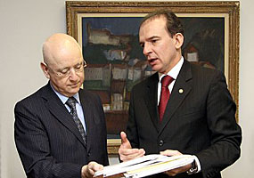 A lista foi entregue por Ophir (à direita) ao presidente do STJ, ministro Ari Pargendler - Eugenio Novaes/OAB