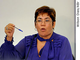 A ministra-chefe da Casa Civil, Erenice Guerra, fala durante a reunião do Gabinete de Crise, coordenado pela Casa Civil e o Gabinete de Segurança Institucional da Presidência, para discutir a ajuda aos estados nordestinos atingidos pela chuva - Wilson Dias/ABr