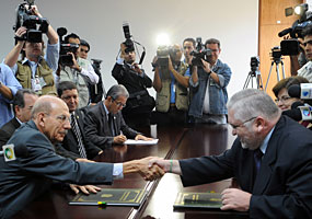O ministro-chefe da CGU, Jorge Hage e o procurador-geral da República, Roberto Gurgel, assinam protocolo de cooperação técnica para ampliar e reforçar a articulação e a integração de ações para o enfrentamento de crimes de corrupção em todo o país - Antonio Cruz/ABr