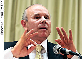 O ministro da Fazenda, Guido Mantega, anuncia medidas para prevenir quebras indevidas de sigilo fiscal pela Receita Federal. As mudan&ccedil;as visam a refor&ccedil;ar a seguran&ccedil;a das opera&ccedil;&otilde;es do Fisco - Marcello Casal Jr/ABr