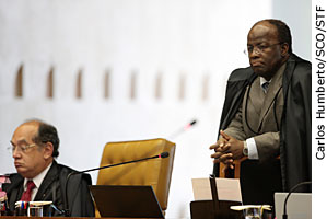 Ministro Gilmar Mendes e ministro Joaquim Barbosa em sess&atilde;o plen&aacute;ria. (09/09/2010) - Carlos Humberto/SCO/STF