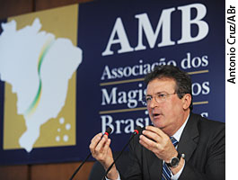 O presidente da Associação dos Magistrados Brasileiros, Mozart Valadares Pires, divulga pesquisa sobre o perfil do eleitor. A pesquisa busca conhecer os hábitos e atitudes do eleitor com relação às eleições, e a recém aprovada Lei da Ficha Limpa - Antonio Cruz/ABr