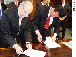 O presidente do Tribunal Regional Eleitoral (TRE) de S&atilde;o Paulo, des. Walter de Almeida Guilherme, e o prefeito de S&atilde;o Paulo, Gilberto Kassab, assinaram hoje um Termo de Coopera&ccedil;&atilde;o T&eacute;cnica para retirada de propaganda eleitoral irregular no munic&iacute;pio - TRE-SP