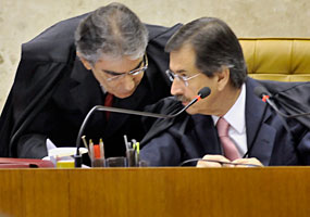 O relator do processo, ministro Carlos Ayres Britto, conversa com o presidente do STF, Cezar Peluso, durante julgamento do recurso extraordinário do candidato ao governo do Distrito Federal, Joaquim Roriz (PSC) - José Cruz/ABr