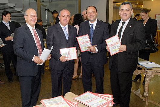 Márcio Chaer, Décio Freire, Luís Cláudio Chaves e Sérgio Murilo Braga durante lançamento do Anuário da Justiça Minas Gerais 2010 - Ronaldo Almeida
