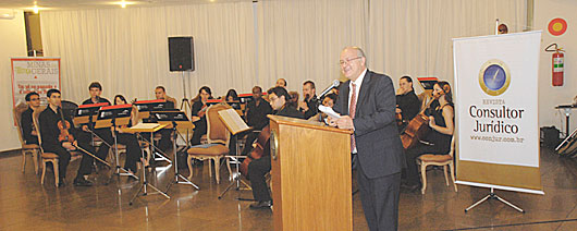 Márcio e orquestra ao fundo no Lançamento do Anuário Minas Gerais - 04/10/2010 - Ronaldo Almeida