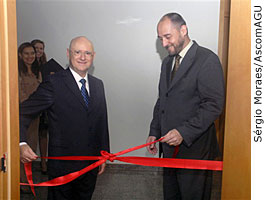 ministro Ari Pargendler e o ministro Luís Inácio Lucena Adams inauguram o escritório avançado da instituição no Conselho da Justiça Federal (CJF), em Brasília - Sérgio Moraes/AscomAGU