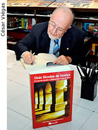 Ministro Flavio Flores da Cunha Bierrenbach autografa seu livro - Dois séculos de Justiça - César Viégas