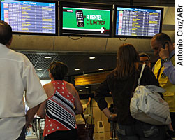 Bras&iacute;lia - Com a suspens&atilde;o da greve dos trabalhadores do setor a&eacute;reo, movimento &eacute; intenso nos aeroportos na v&eacute;spera do Natal - Antonio Cruz/ABr