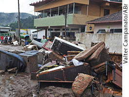 Teresópolis - Na localidade de Vieira, a 35 quilômetros do centro, a imagem é de destruição por toda parte, com pontes derrubadas e dezenas de casas em ruínas - Valter Campanato/ABr