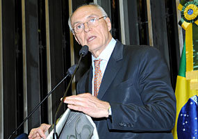 Suplicy lê artigo de Dalmo Dallari sobre caso Cesare Battisti - Agência Senado