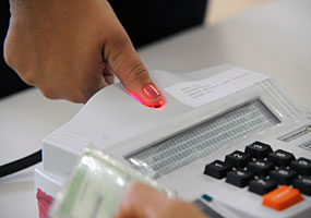 Hidrol&acirc;ndia (GO) - Os eleitores de 60 munic&iacute;pios utilizam a nova tecnologia das urnas biom&eacute;tricas, de identifica&ccedil;&atilde;o digital - Elza Fi&uacute;za/ABr